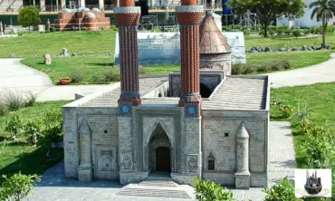 Erzurum Cifte Minare Madrasah miniature model – MiniatureArt photo 1